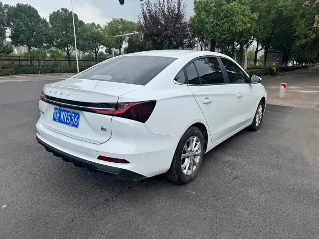 Roewe i5 — Фото автомобиля 6