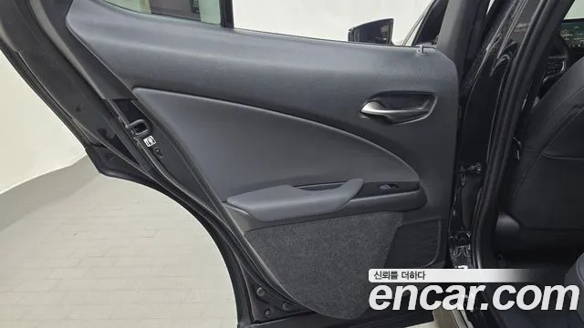 Lexus UX — Фото автомобиля 25