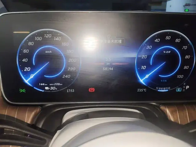 Mercedes-Benz EQE SUV — Фото автомобиля 15