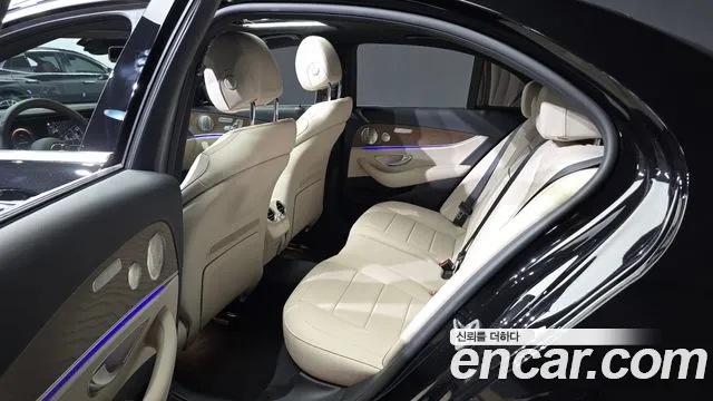 Mercedes-Benz E-Class — Фото автомобиля 11