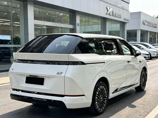 Xpeng X9 — Фото автомобиля 12