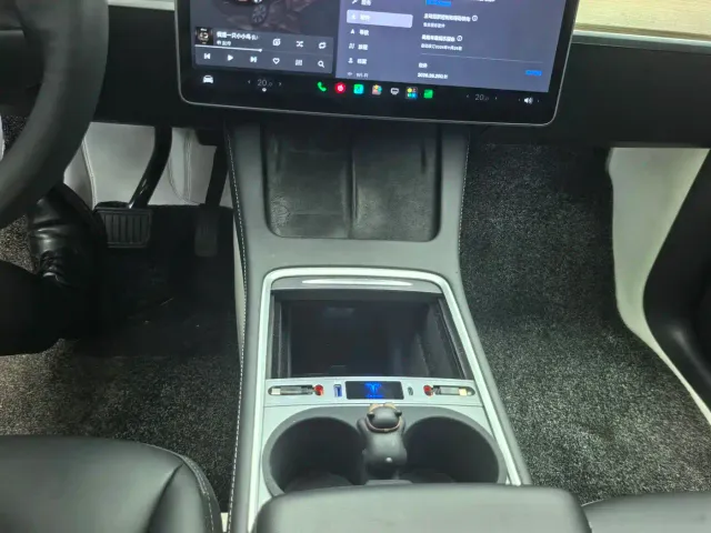 Tesla Model Y — Фото автомобиля 6