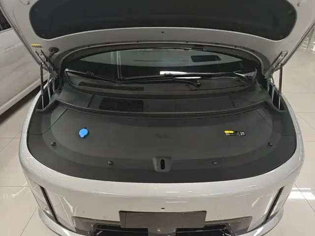 Li Auto i8 — Фото автомобиля 19