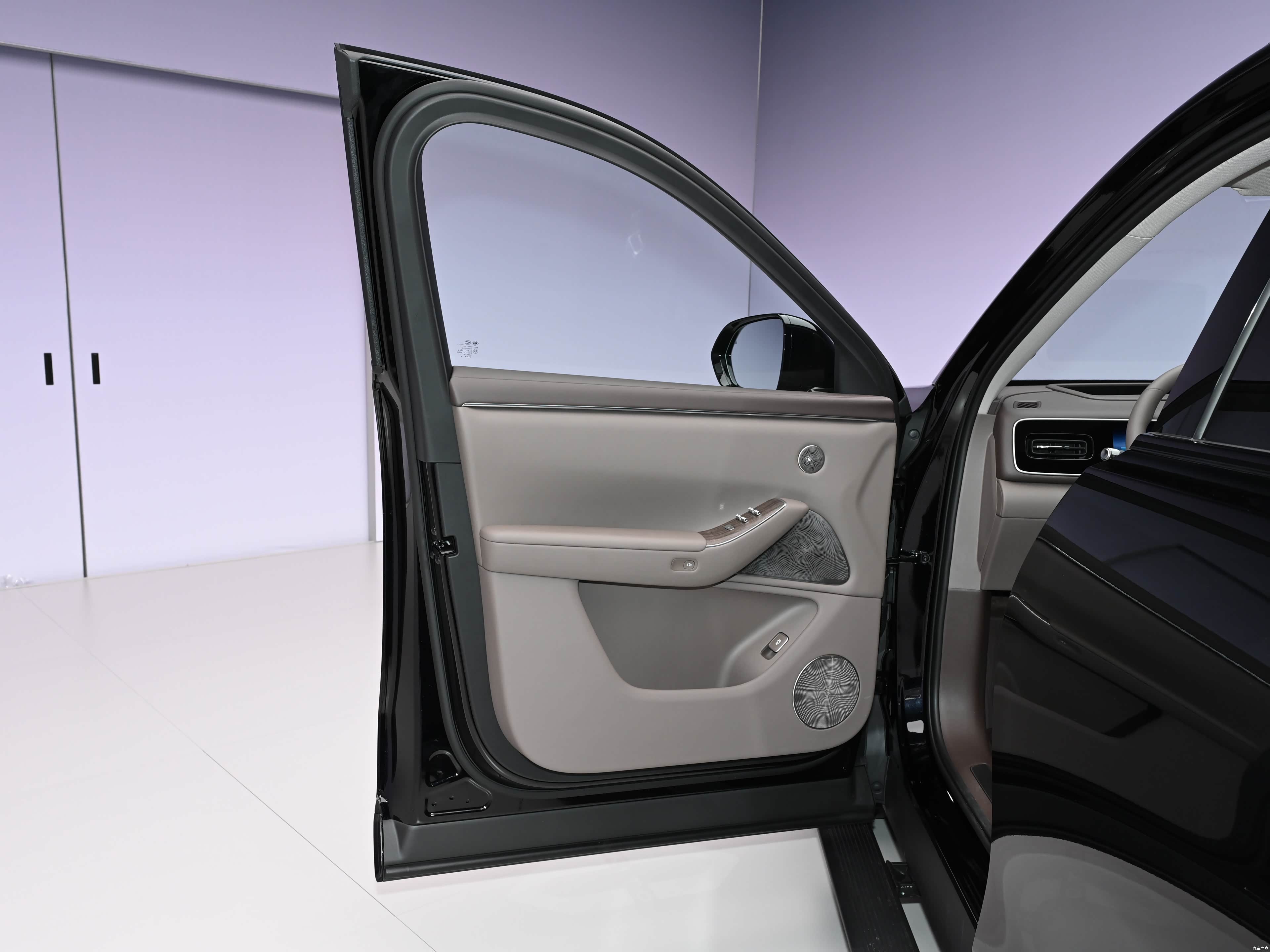 AITO M7 EREV Ultra 5 seats 4wd — Фото автомобиля 8