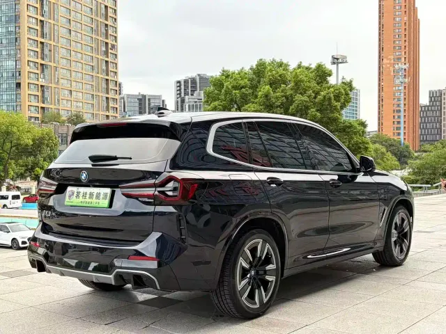 BMW iX3 — Фото автомобиля 5