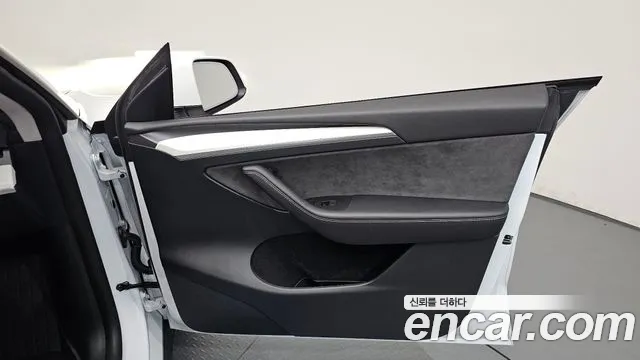 Tesla Model Y — Фото автомобиля 12