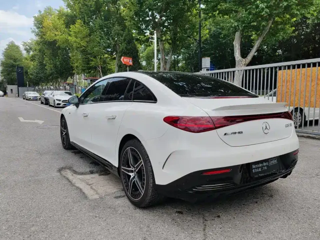 Mercedes-Benz EQE AMG — Фото автомобиля 16