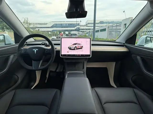 Tesla Model Y — Фото автомобиля 5
