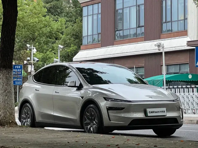 Tesla Model Y L 2025 Facelift Long Range AWD — Фото автомобиля 3