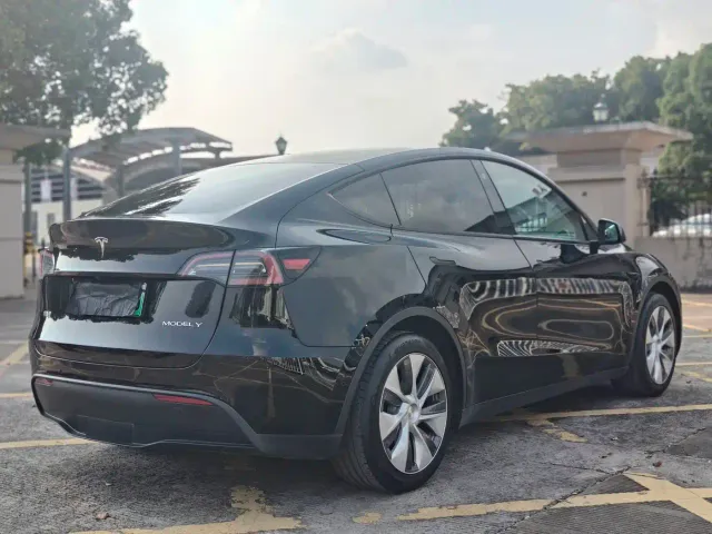 Tesla Model Y — Фото автомобиля 11