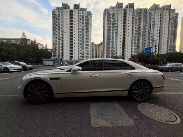 Bentley Flying Spur — Фото автомобиля 2