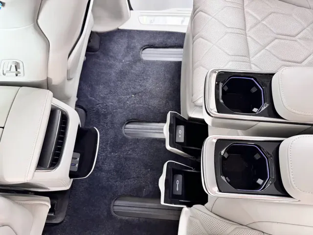 Volvo EM90 — Фото автомобиля 24