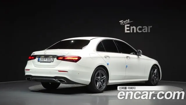 Mercedes-Benz E-Class — Фото автомобиля 2
