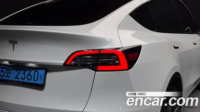 Tesla Model Y — Фото автомобиля 23