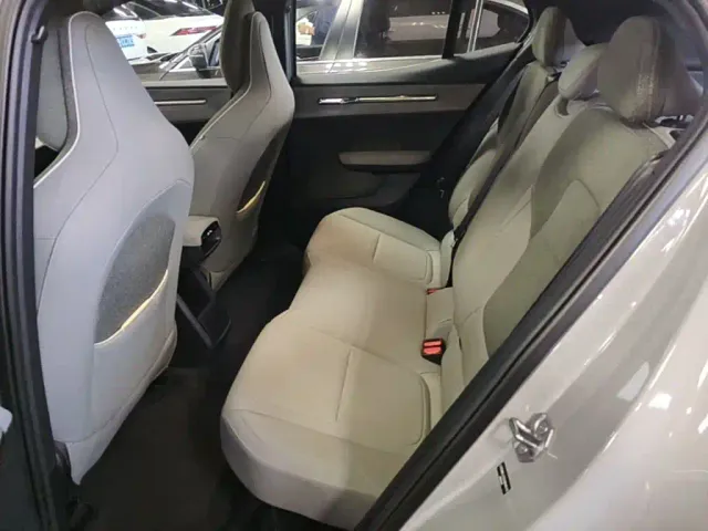 Volvo EX30 — Фото автомобиля 16