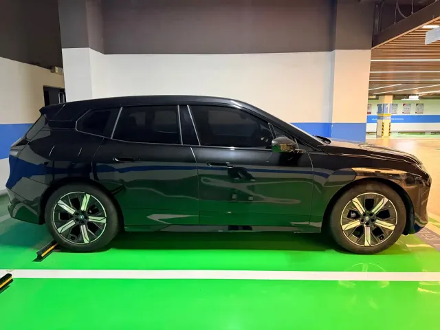 BMW iX — Фото автомобиля 4