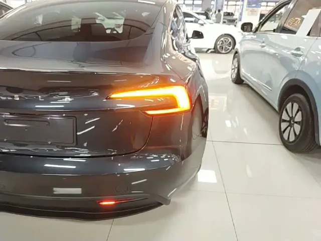 Tesla Model 3 — Фото автомобиля 7