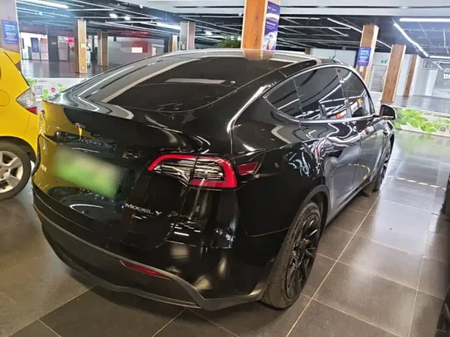 Tesla Model Y — Фото автомобиля 6
