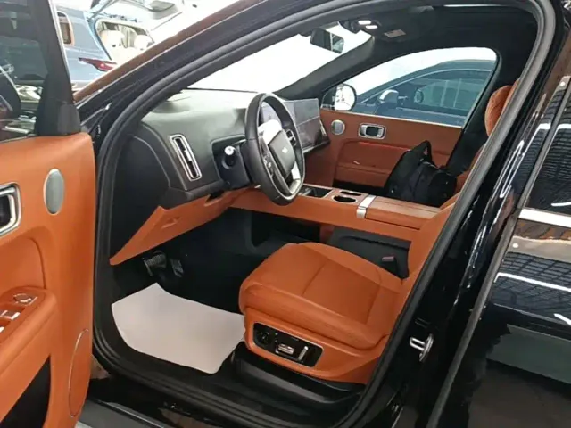 Li Auto L8 — Фото автомобиля 15