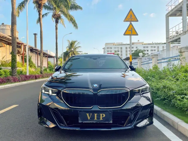 BMW 5 Series — Фото автомобиля 2