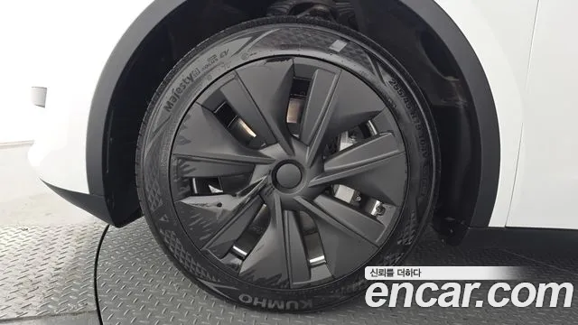 Tesla Model Y — Фото автомобиля 5