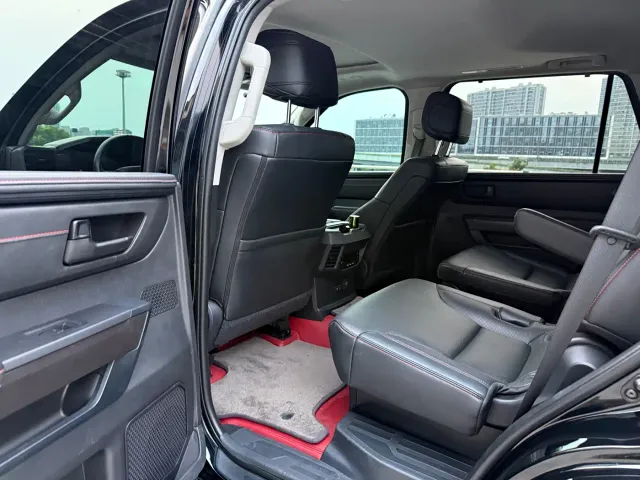 Toyota Sequoia — Фото автомобиля 5