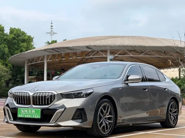 Фотография автомобиля — BMW i5