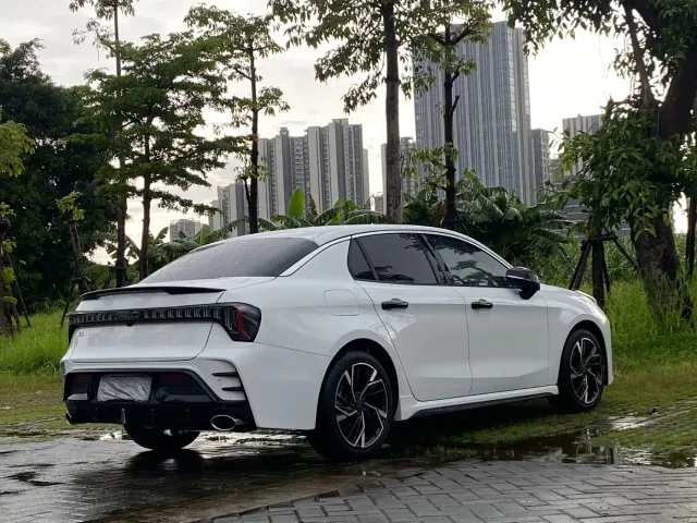 Lynk & Co 03 — Фото автомобиля 23