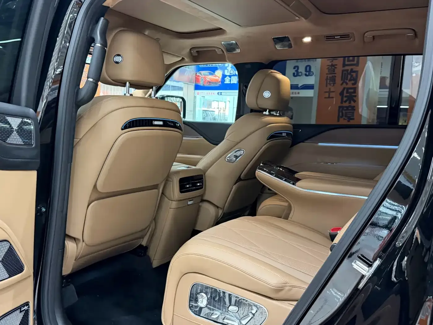 Yangwang Yangwang U8 L 2025 U8L Base Model — Фото автомобиля 5