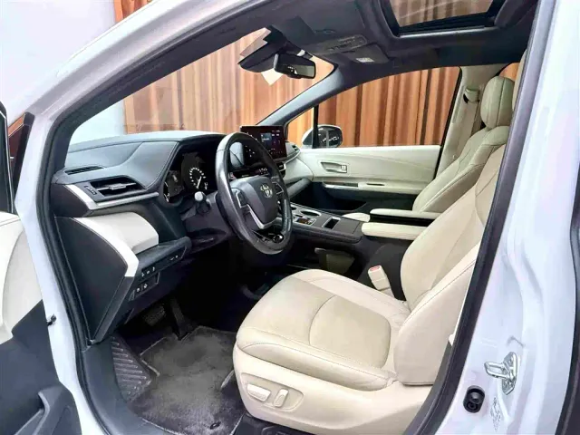 Toyota Sienna — Фото автомобиля 7