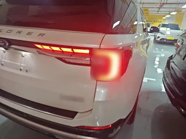 Ford Explorer — Фото автомобиля 7