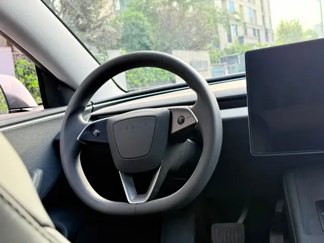 Tesla Model 3 — Фото автомобиля 8