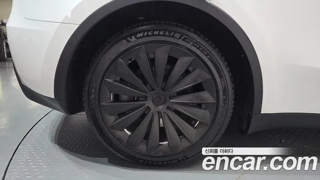 Tesla Model Y — Фото автомобиля 6