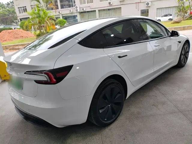 Tesla Model 3 — Фото автомобиля 6