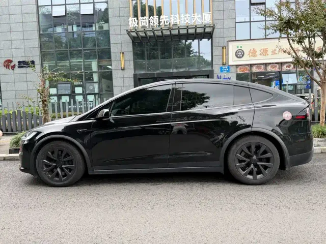 Tesla Model X — Фото автомобиля 3