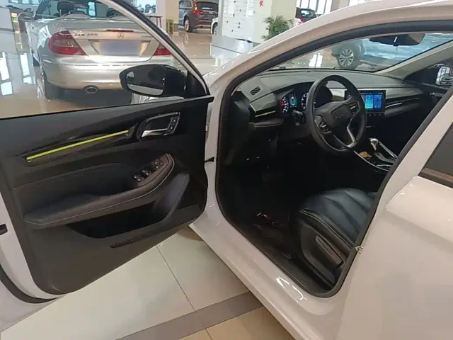 Roewe i5 — Фото автомобиля 15