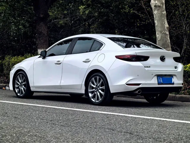 Mazda Axela — Фото автомобиля 4
