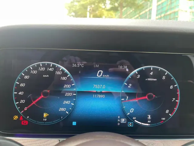 Mercedes-Benz E-Class — Фото автомобиля 9