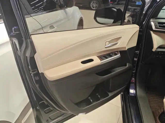 Toyota Sienna — Фото автомобиля 7