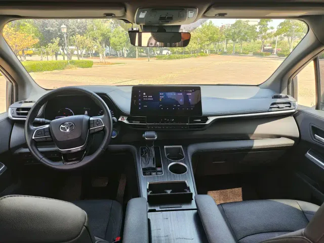 Toyota Sienna — Фото автомобиля 8