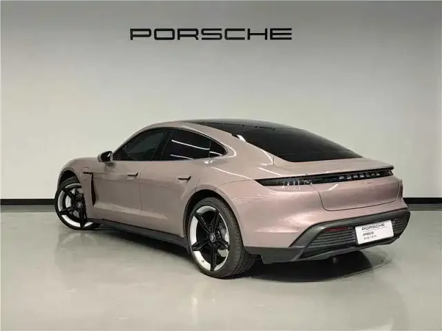 Porsche Taycan — Фото автомобиля 5