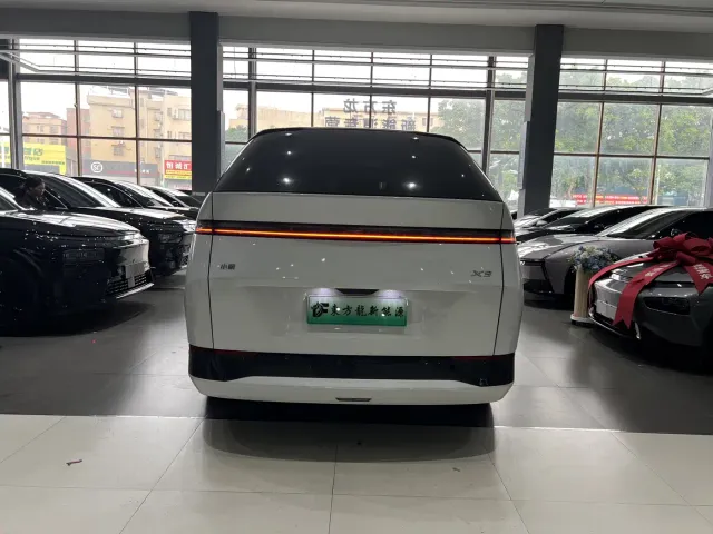 Xpeng X9 — Фото автомобиля 6