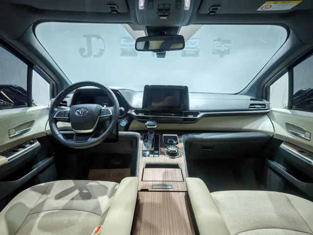 Toyota Sienna — Фото автомобиля 6