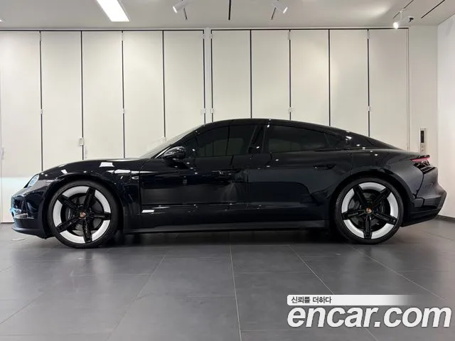 Porsche Taycan — Фото автомобиля 6