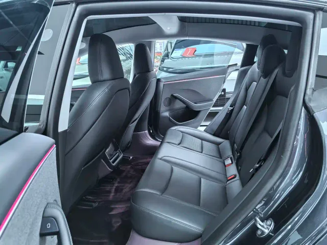 Tesla Model 3 — Фото автомобиля 10