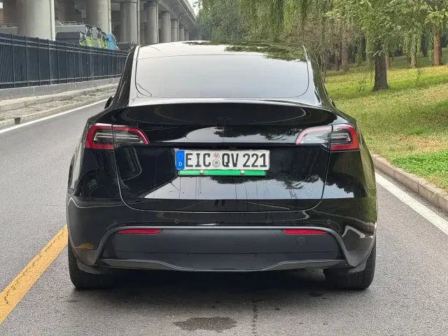 Tesla Model Y 2023 Long Range All-Wheel Drive Edition — Фото автомобиля 4