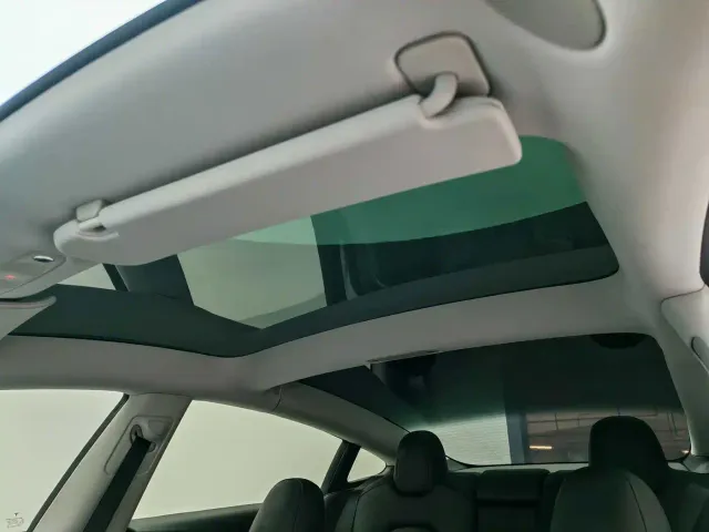 Tesla Model 3 — Фото автомобиля 7
