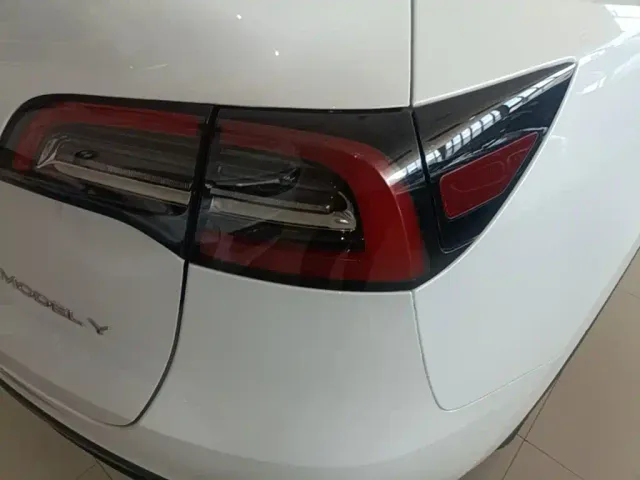 Tesla Model Y — Фото автомобиля 7