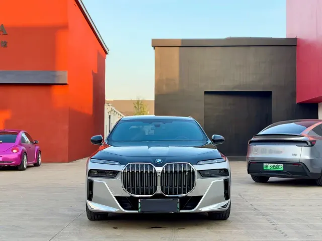 BMW i7 — Фото автомобиля 2