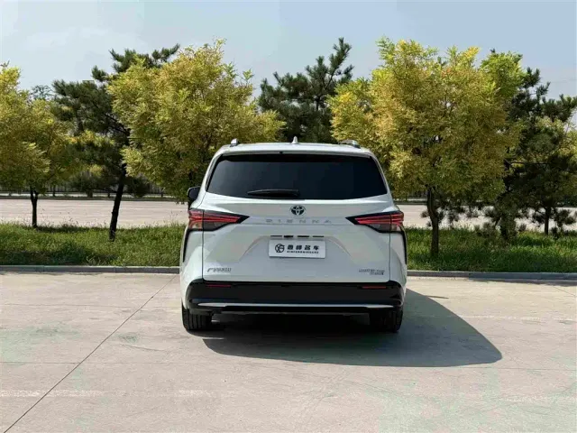 Toyota Sienna — Фото автомобиля 23